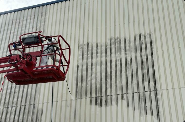 Nettoyage de bardage de bâtiment en nacelle